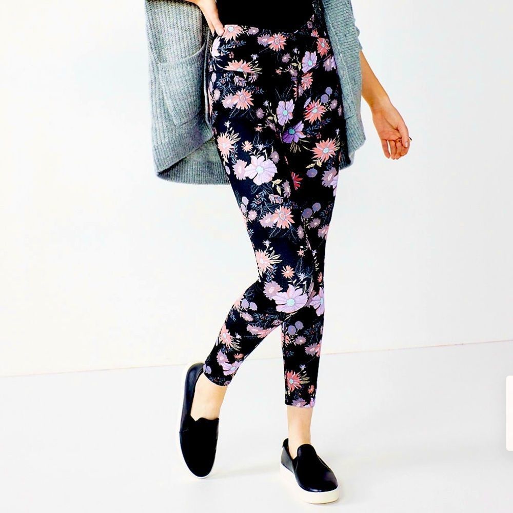 SO Black Floral Print Sporty 7/8 Leggings Crossover Waistband Size Medium